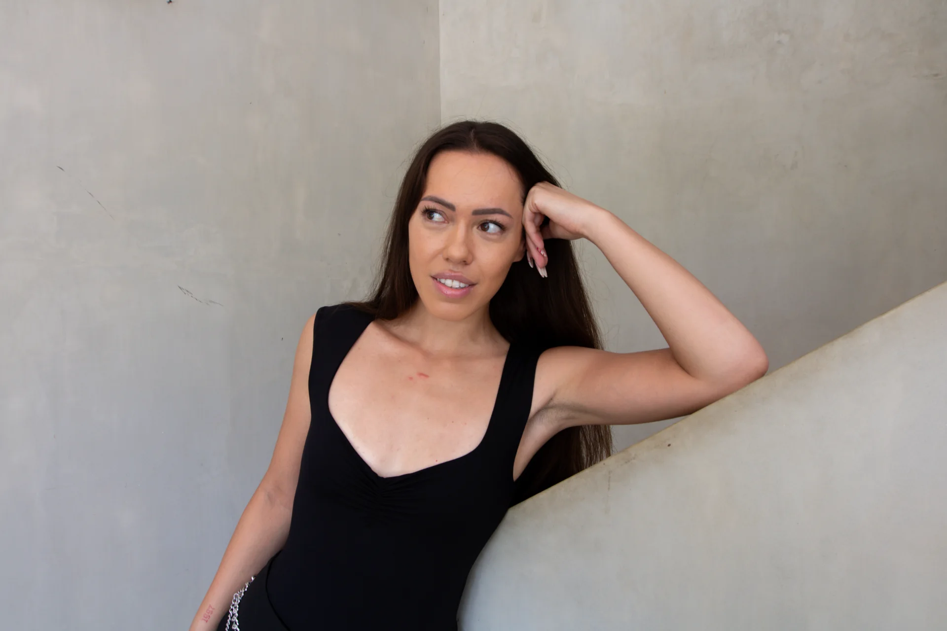 Ruby Hoenderdos seated on a concrete staircase